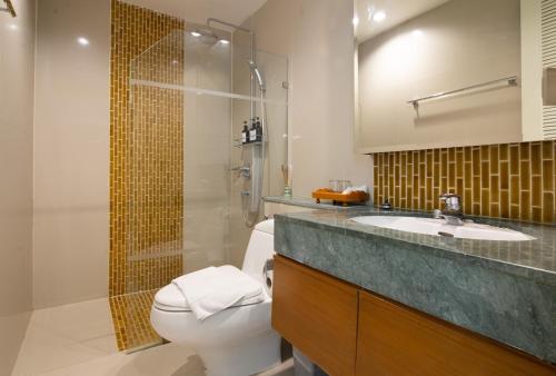芭達雅南區的住宿－皇家海景酒店，浴室配有卫生间、盥洗盆和淋浴。