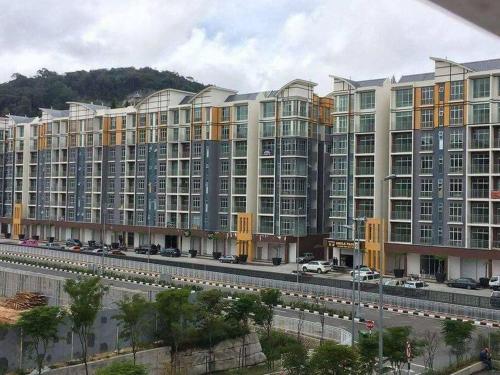 un grande condominio con macchine parcheggiate di fronte di W5WarmStay@Golden Hill/Penthouse/WiFi/3R/NightMarket/2CarPark a Brinchang