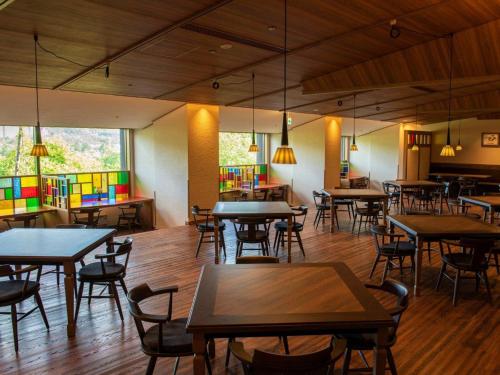 een restaurant met tafels en stoelen in een kamer bij La Vista Kusatsu Hills in Kusatsu