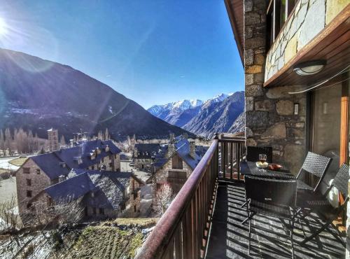 a balcony with a view of the mountains at Dúplex con terraza y vistas panorámicas en Taüll in Taull