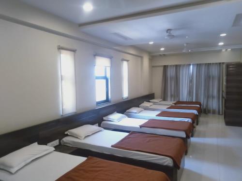 Postel nebo postele na pokoji v ubytování Sai Heera Residency Shirdi