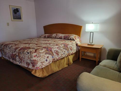 Postel nebo postele na pokoji v ubytování Emerald Inn & Lounge