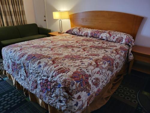 Postel nebo postele na pokoji v ubytování Emerald Inn & Lounge