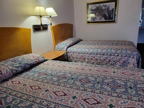 Postel nebo postele na pokoji v ubytování Emerald Inn & Lounge