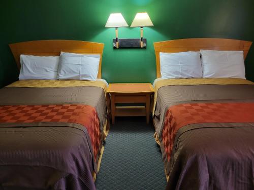 Postel nebo postele na pokoji v ubytování Emerald Inn & Lounge