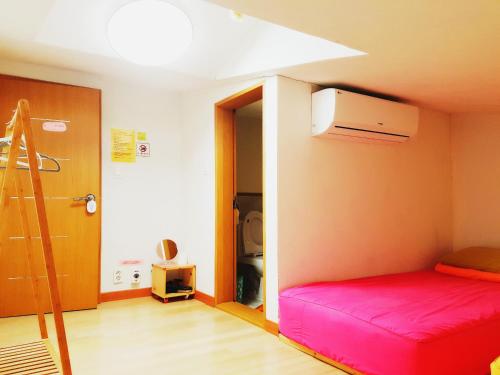 Tongyeong One Guesthouseにあるベッド