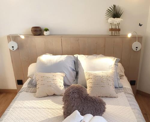una camera da letto con un letto con cuscini bianchi e blu di L'Alizia a Sari Solenzara