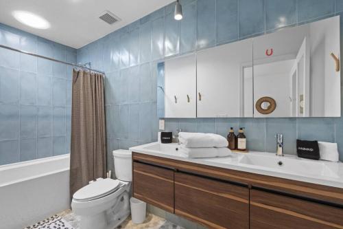 une salle de bain avec toilettes, baignoire et lavabo dans l'établissement Mid-Century Stunner // Large Yard and Patio for Indoor/Outdoor Living, à Phoenix