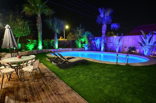 Bazén v ubytování Villa Yotam 4BR Heated pool וילה יותם 4 חדרי שינה בריכה מחוממת nebo v jeho okolí