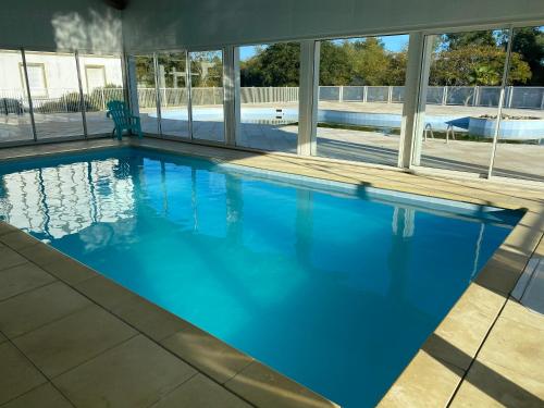 une piscine avec de l'eau bleue dans un immeuble dans l'établissement Appartement rénové 1 chambre pour 4 personnes à Cassen, à Cassen