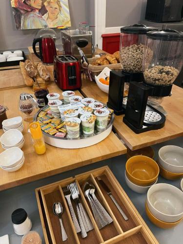 Le Central Hôtel-Bar في أُلورو سانت ماري: طاولة مطبخ مع طاولة عليها طعام