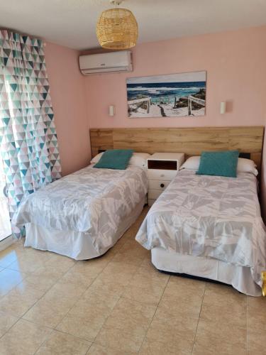 Posteľ alebo postele v izbe v ubytovaní Gran terraza con vistas al mar y piscina