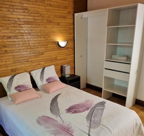 - une chambre avec un lit et 2 oreillers roses dans l'établissement Gîte nature détente pêche baignade dans lac privé, à Saint-Martin-des-Combes