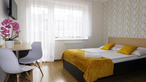 ブワディスワボボにあるFamily Homes - Dom Wakacyjny EDAのベッドルーム1室(ベッド1台、デスク、窓付)