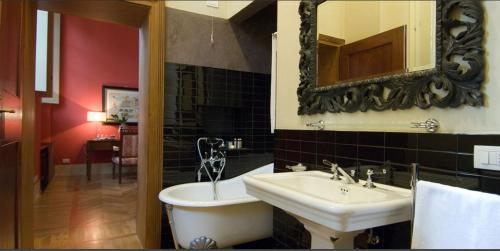 ein Badezimmer mit einem Waschbecken und einer Badewanne in der Unterkunft Le Notti in Villa in Fontanellato