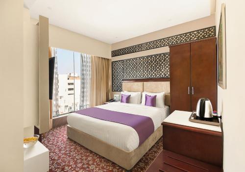 Кровать или кровати в номере Sarovar Portico , Indore