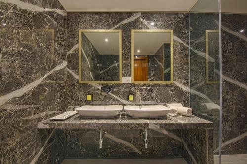 Bathroom sa Sarovar Portico , Indore