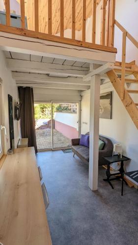- un salon avec une mezzanine dotée d'un canapé et d'une table dans l'établissement Studio Mezzanine Chez Papou, Ville et Forêt, à Strasbourg