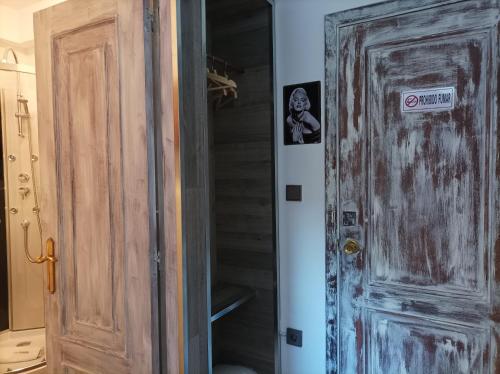 a wooden door in a room with a closet at La Casona de Betanzos in Betanzos