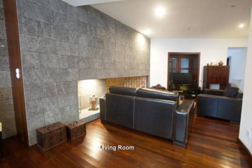 sala de estar con sofá y chimenea en 2Stay - Luxury, en Ponta Delgada