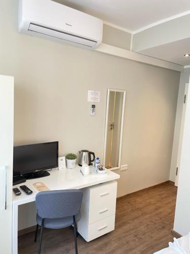 an office with a desk with a computer and a chair at Barcelona Bed & Breakfast in Düsseldorf