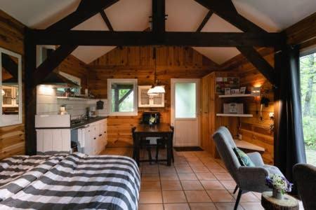 Rouffignac Saint-CerninにあるLes Cabanes de Rouffignacのベッドルーム1室(キッチン付)、ベッド1台が備わります。