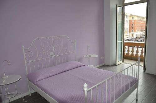 ローマにあるUn Caffè Sul Balcone 1の窓のある紫色のマットレス付きの客室のベッド1台分です。
