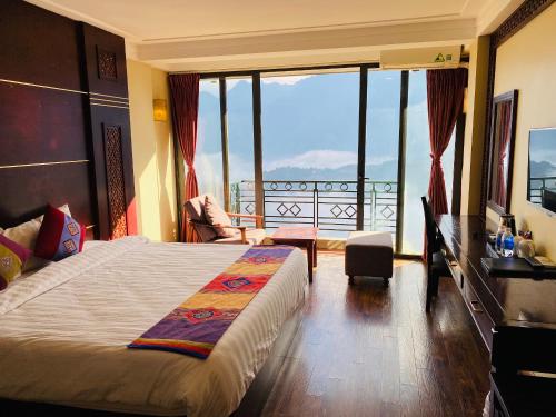 een hotelkamer met een bed en een balkon bij Sapa Vista Hotel in Sa Pa