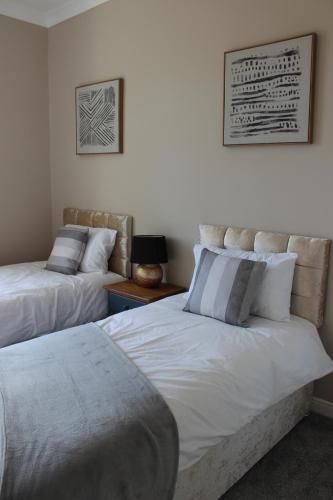 Llit o llits en una habitació de The Hampton Beautiful 3 Bedroom House with Conservatory & Garden