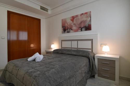Cama o camas de una habitación en Coblanca 27 - by Apturist
