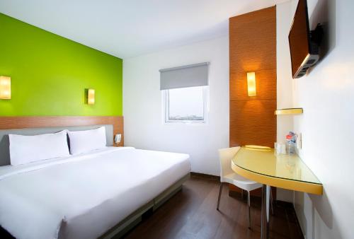 Postel nebo postele na pokoji v ubytování Amaris Hotel Palembang