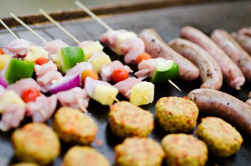 アパートホテルの敷地内または近くでの食事または食べ物