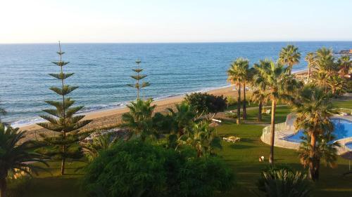 vista su una spiaggia con palme e sull'oceano di Las Mimosas, La Cala de Mijas a La Cala de Mijas