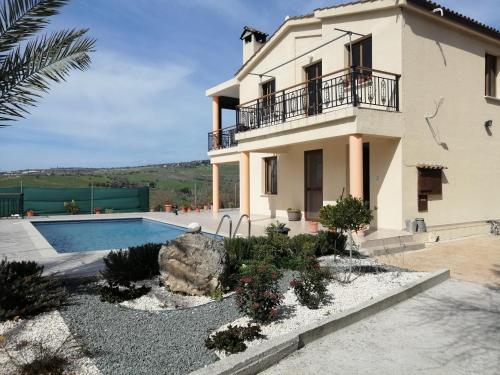 Villa con piscina y casa en Stavros Agios Dimitrianos Village House en Ayios Dhimitrianos