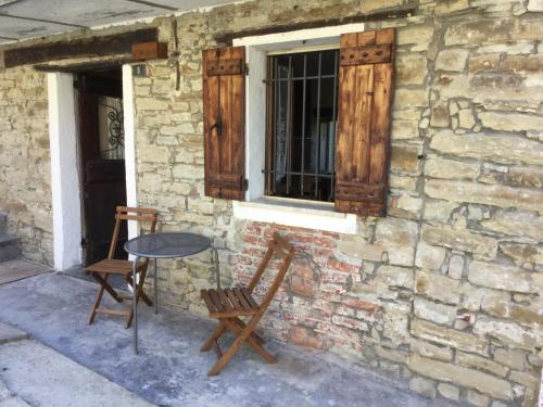 a table and two chairs sitting outside of a building at Orbregno Country Houses with Personal Wine Cellar in Prasco