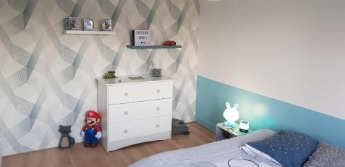 Dormitorio de juguete con cama y vestidor en Chambre Le mans lumineuse, en Le Mans