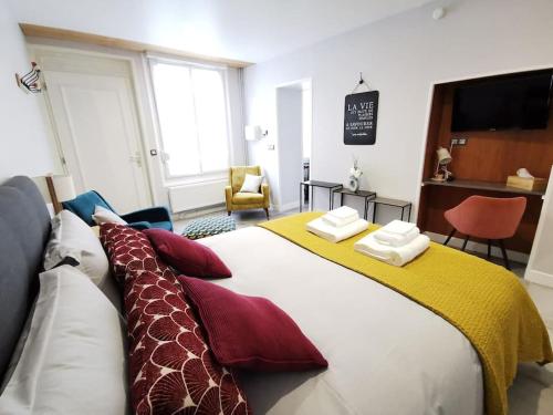 A bed or beds in a room at Les bulles d'Ay - Studio
