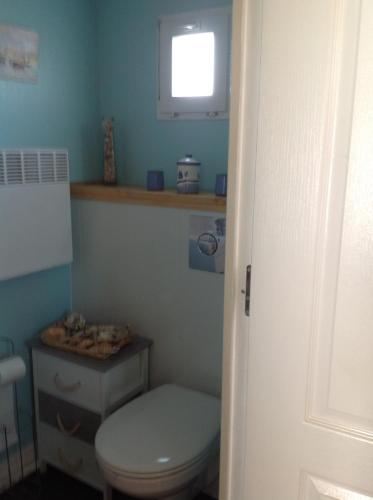 La salle de bains est pourvue de toilettes et d'une fenêtre. dans l'établissement Marie, à Aytré