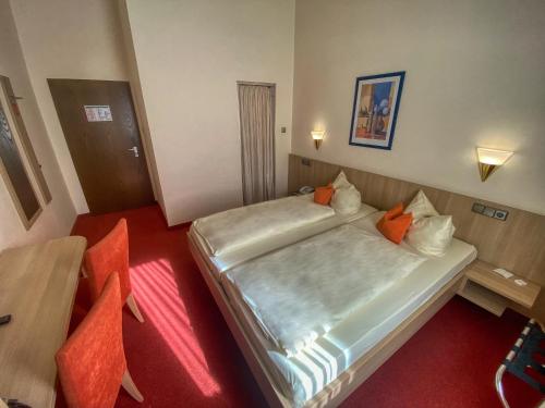 a hotel room with a bed and a table at City Partner Hotel Berliner Hof in Karlsruhe