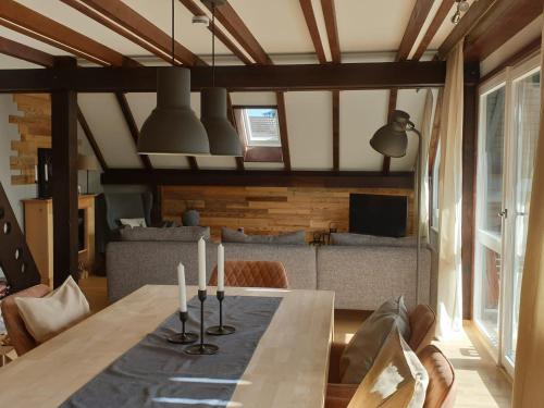 Μια τηλεόραση ή/και κέντρο ψυχαγωγίας στο Ferienhaus Chiemgauer Auszeit- Chiemgaukarte inclusive