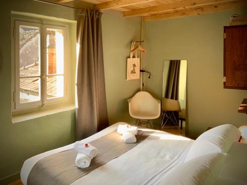 Un pat sau paturi într-o cameră la Ca Pölete Do-Minus guesthouse, bike stop & mini spa