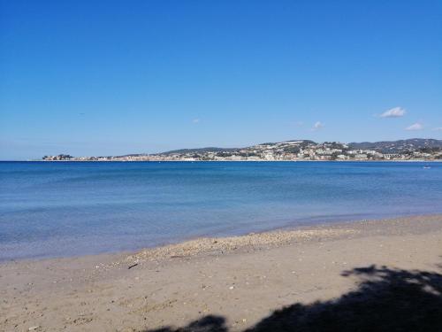 Photo de la galerie de l'établissement Sanary les gorguettes, studio avec terrasse vue mer, à 10 min à pieds de la plage, à Sanary-sur-Mer