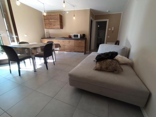 un soggiorno con divano e tavolo di GRAYNITE-Adamello Peak Apartments a Temù