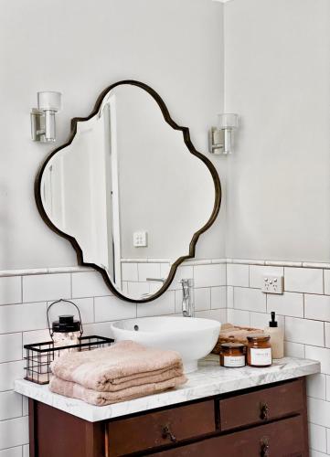 a bathroom with a sink and a large mirror at Rosebud Lovely House - Mornington Peninsula 3 BR holiday house - Jacuzzi - BBQ - Basketball ring - Beach - Hot springs in Rosebud