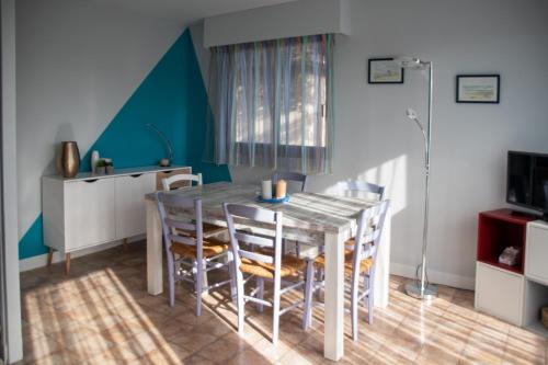 une salle à manger avec une table et des chaises dans l'établissement Joli appartement F3 - 50m de la mer, à Cabourg