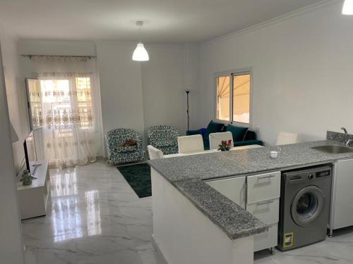 Η κουζίνα ή μικρή κουζίνα στο شقه فندقيه 3 غرف حمامين و مطبخ و حديقه خاصه امام الجامعه الامريكيه و مول point 90