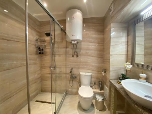 Un baño con ducha, inodoro y lavabo. en ARGISHT apart 647, en Golden Sands