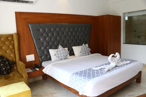 a bedroom with a bed with a swan on it at La Vera Boutique Hotel, Mandrem in Mandrem