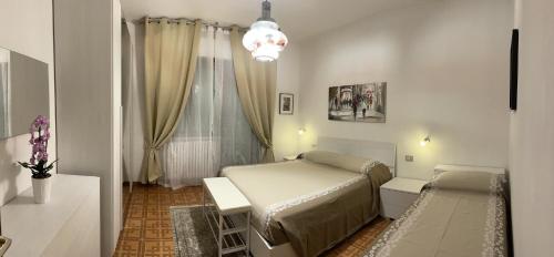ティニャーレにあるAppartamento Mimosaの小さなベッドルーム(ベッド1台、窓付)