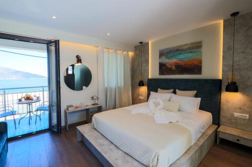 1 dormitorio con 1 cama grande y balcón en SAMI BAYVIEW en Sami